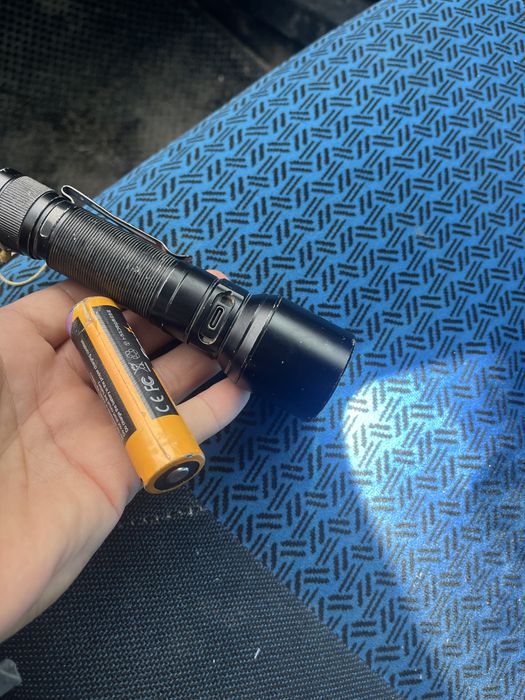 Продам фонарик феникс С7 с двумя батарейки