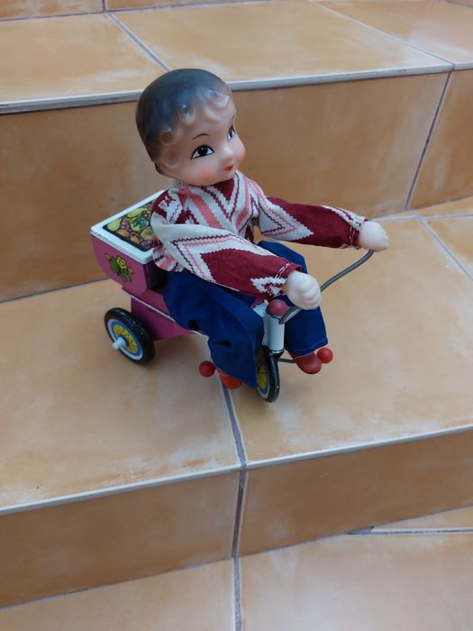 Jucarie veche, China, fata pe tricicleta