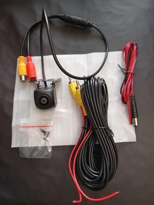 Full HD камера с кабелите