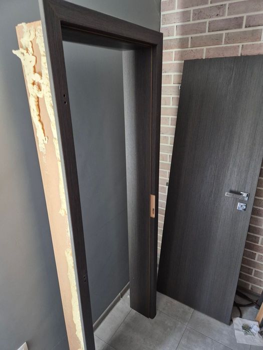 Врата с каса и панти