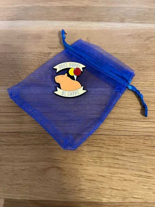 Пинчета, значки.