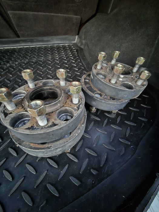 Проставка с болтами