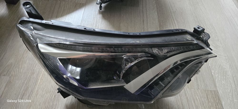 Far stanga / dreapta toyota model dupa 2015