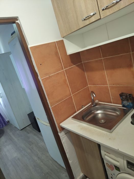 Închiriez garsonieră mobilată, cu centrală proprie – Plopeni, Prahova