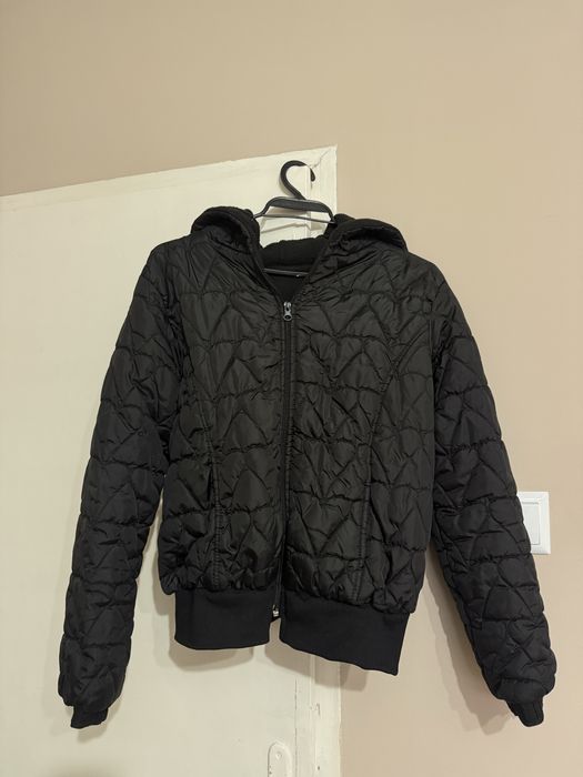 Дамско капитонирано яке с качулка и помпон