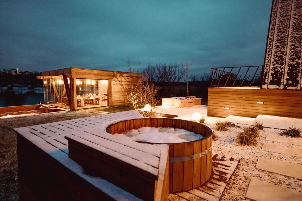 Valentine’s Day la BY THE LAKE – Cabane A-Frame cu vedere la lac