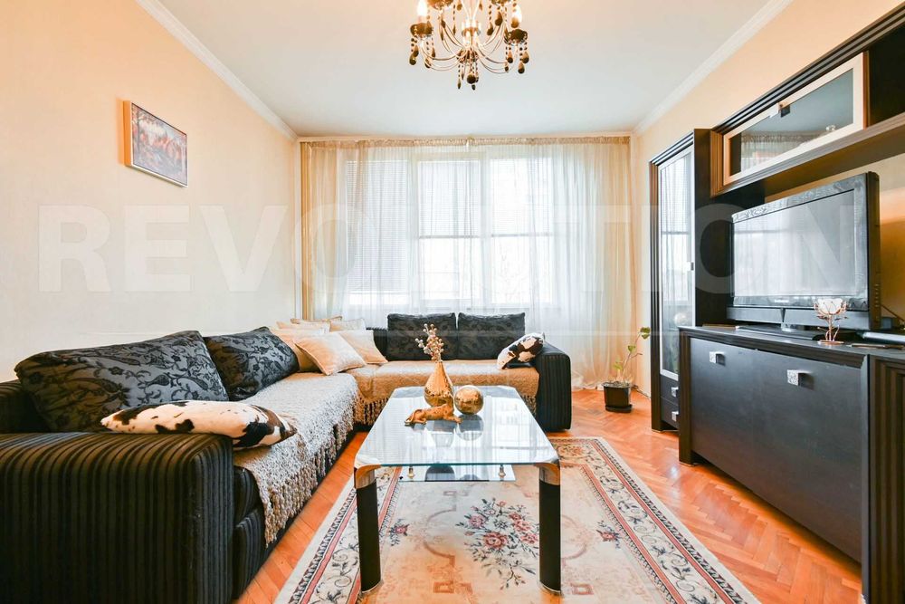 Тристаен апартамент в ж.к. Дружба 1