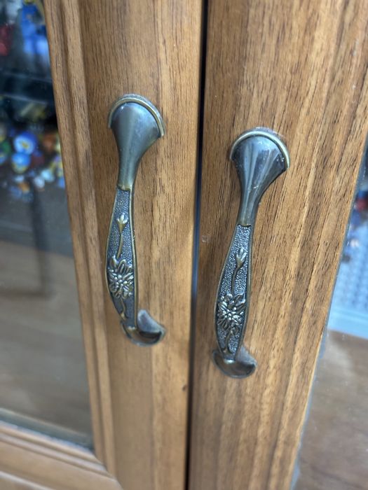 Продам шкаф витрину срочно