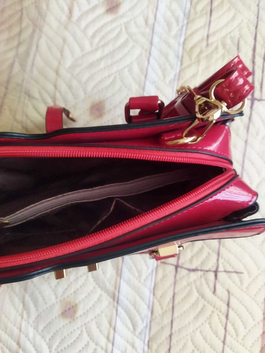 Чисто нова луксозна дамска лачена чанта червен лак