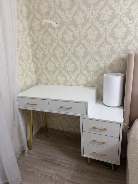 Продам туалетный столик