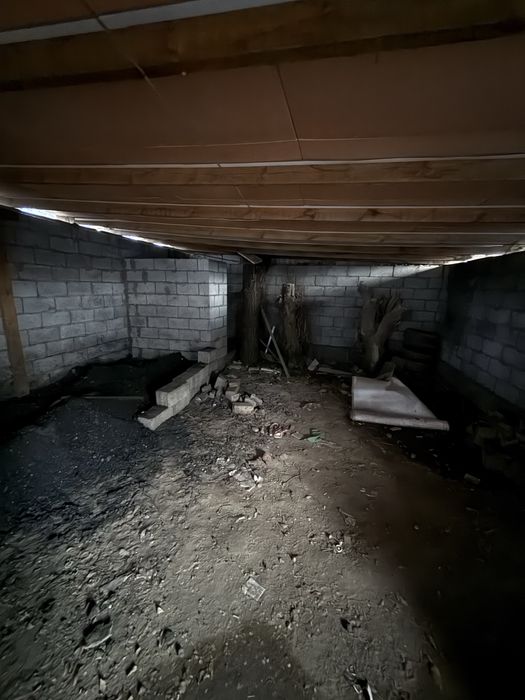 Продам дом барачного типа, навес.