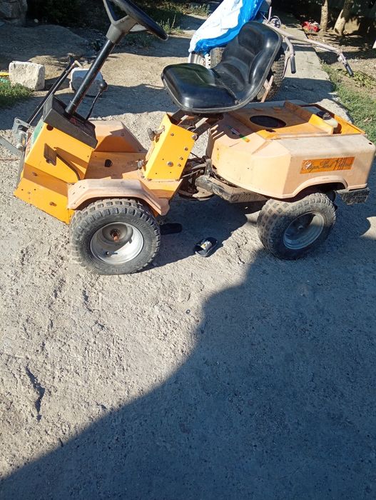 Vând tractor de tuns iarba