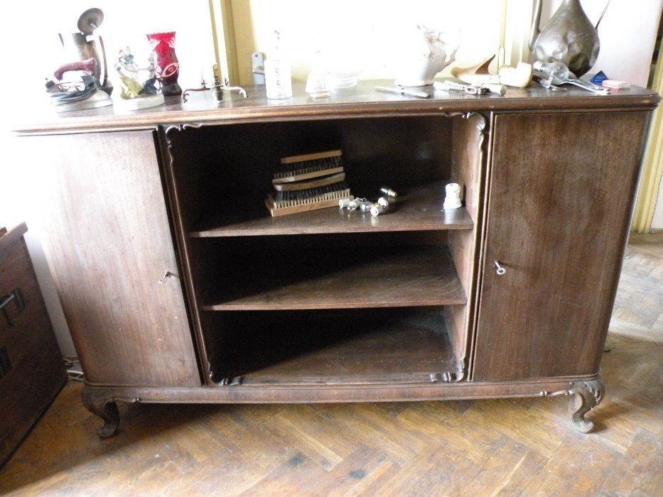 Piese Mobililer vechi Masa Mese Comoda Lemn Masiv Bufet Sertare Usi vintage Vitrina Vitrine Sticla Retro