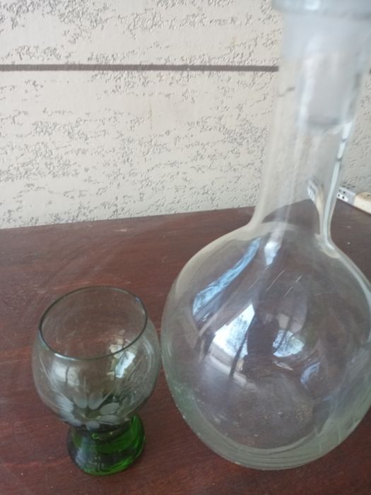 Продаются :  графин 0 ,7 л и рюмки