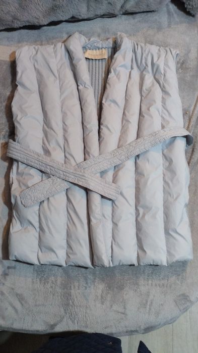 Безрукавка серая