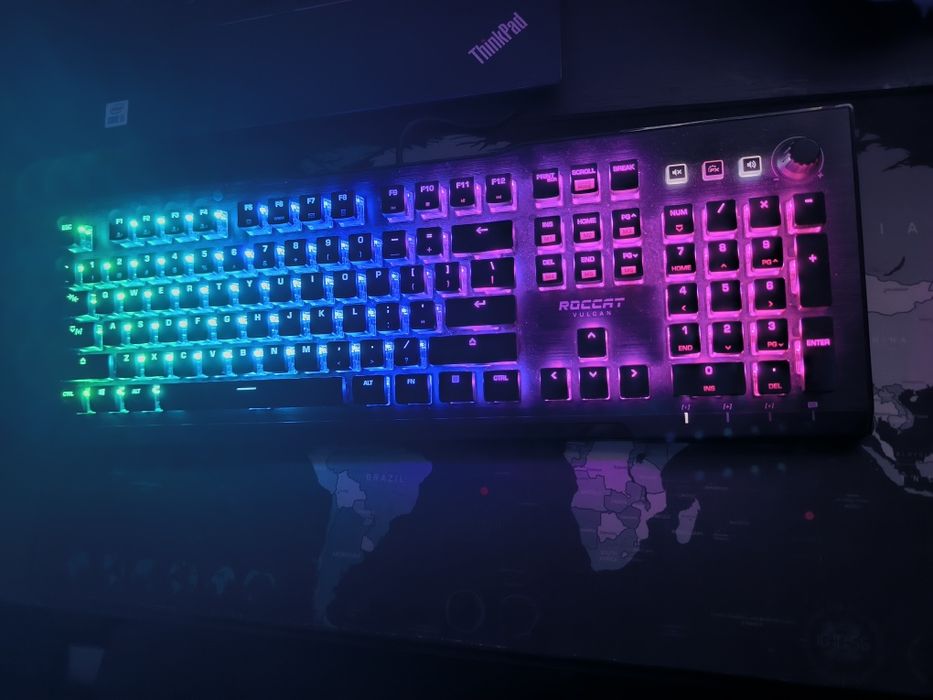ROCCAT Vulcan PRO Геймърска механична клавиатура с Titan Red Linear sw