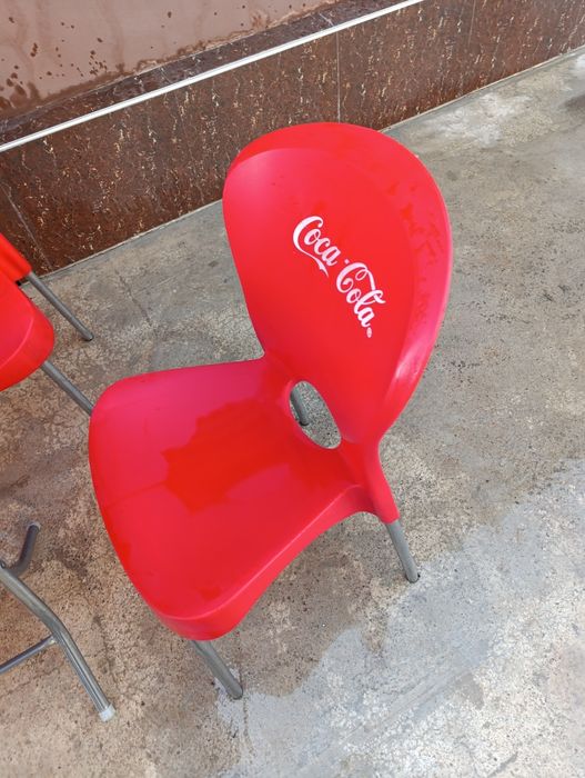 Кола стол стулья.