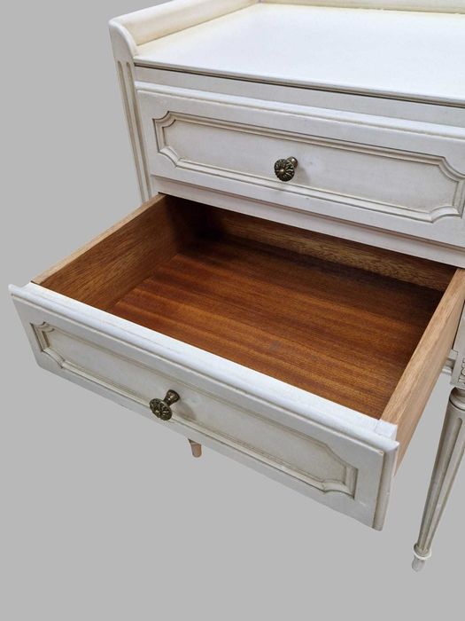 Два броя елегантни винтидж нощни шкафчета масив