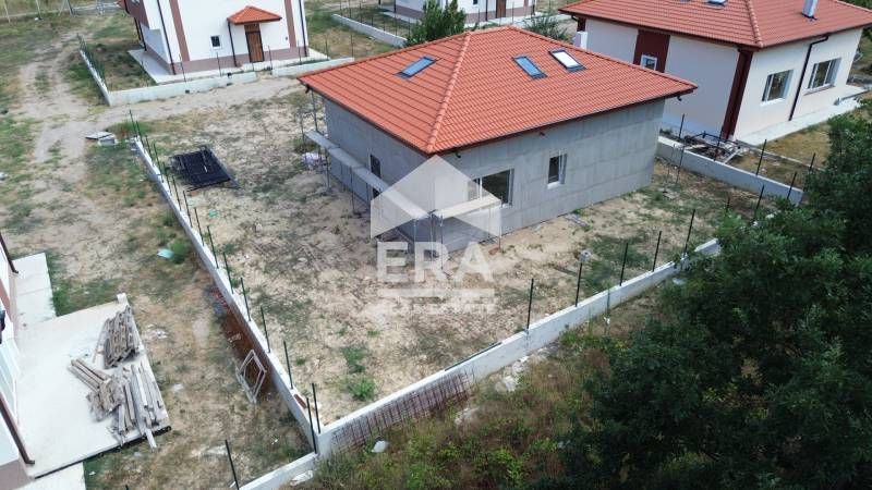 Едноетажна новострояща се къща за продажба, с подпокривно пространство