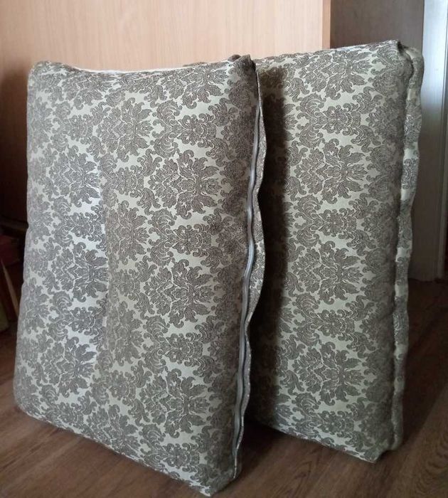Продаётся подушка б/у для дивана.