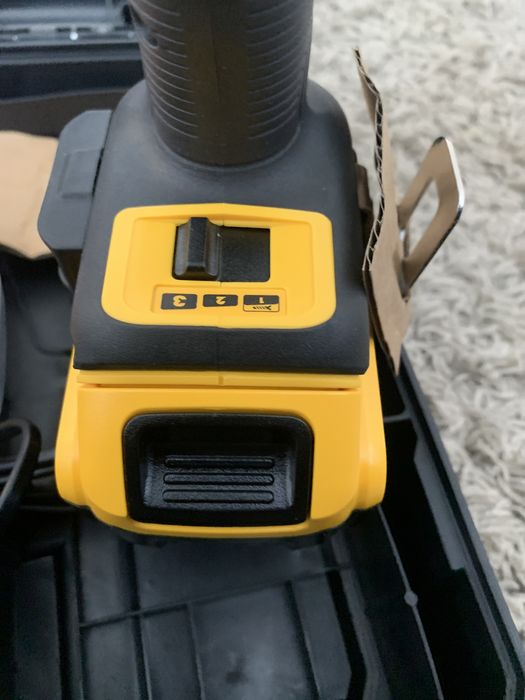Dewalt impact brushless 2 baterii de 18 V 5.0 Ah , incarcator si cutie