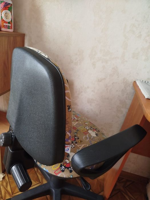 Продам компьютерный стул детский