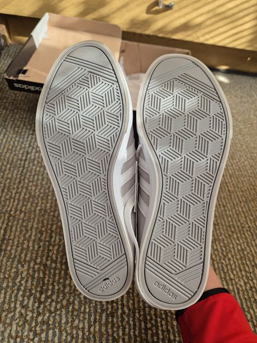 Нови маратонки Adidas
Adidas CourtSetSuede 
38 номер
Цена: 80лв