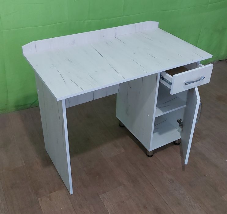 Петропавловск. На ножках новые письменные столы в наличии.