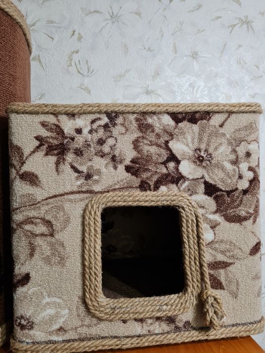 лежанки и когтеточки