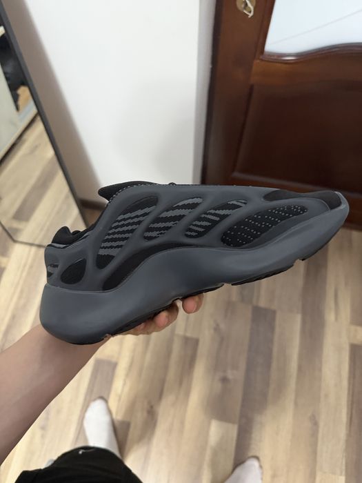 Yeezy 700 v3 noi