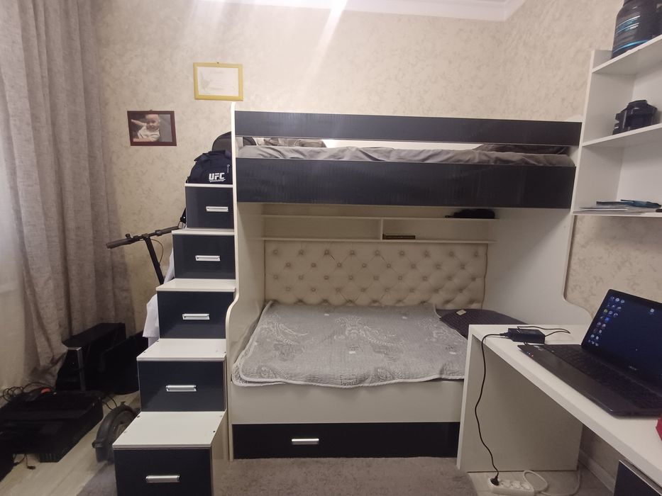 Продаю, комплект: 2 этажную кровать, письменный стол с полками.
