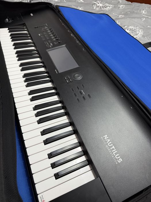 Korg nautilius  si korg pa 4 x ! Sau schimb ambele cu pa 5 si diferenta din partea mea