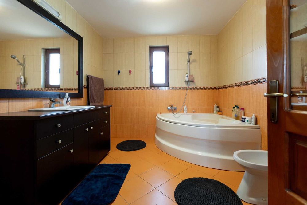 Vând casă P+1 situată în cartier Șerbănești, Municipiul  Bacau