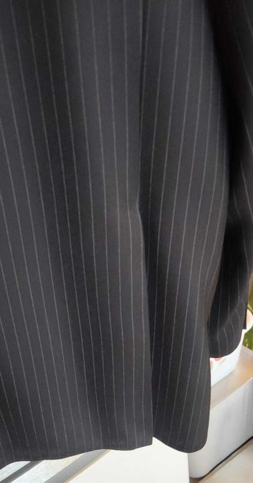 Черен костюм на тънки райета като нов