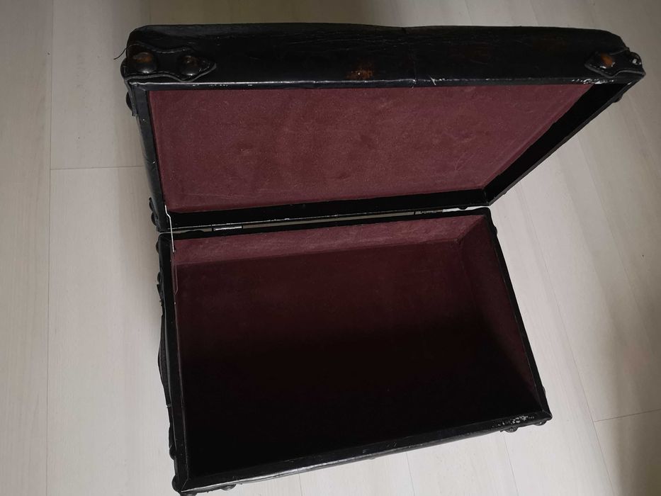 Старинна табуретка