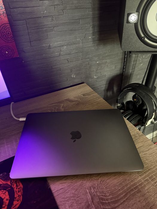 MacBook Air M1 2020 | 8GB RAM | 256GB SSD | Батерия 95% в много добро състояние