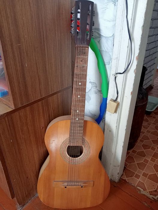 Продам гитару ..