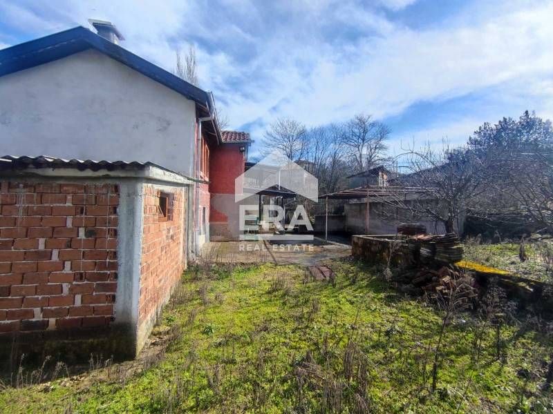 Двуетажна къща в село Динево