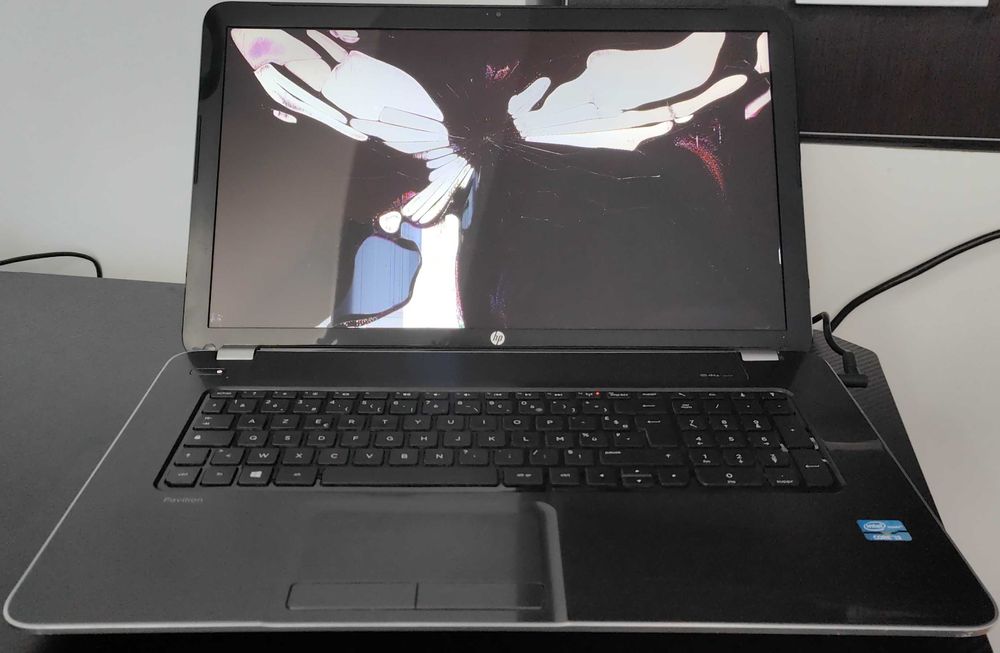 Laptop HP Pavilion Protect Smart, Intel Core i3 display 17 inch fisurat ,incarcator HP