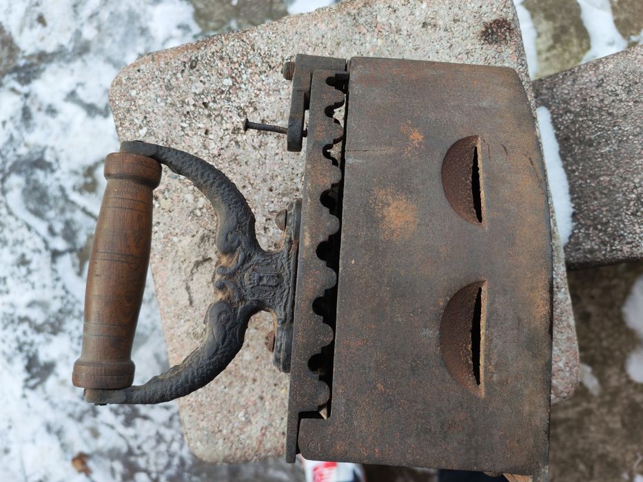 Fier de călcat vechi