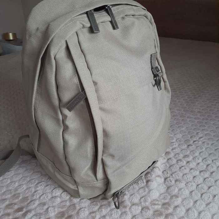 раница Dockers – бежова, здрава и практична