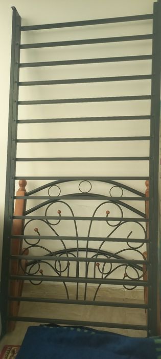 Кровать с матрацем продам