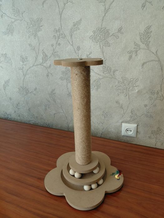 Когтеточка со встроенными игрушками