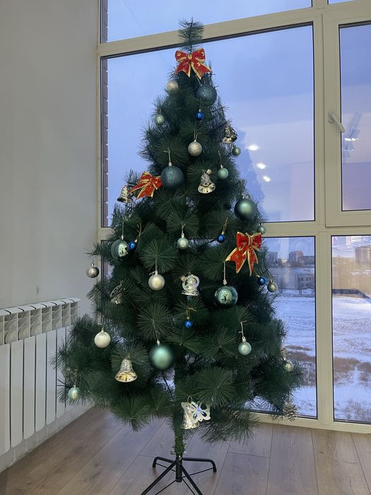 Продам искусственную елку с игрушками