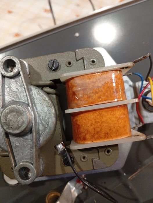 Продавам ретро грамофон „Емона“ с куфар