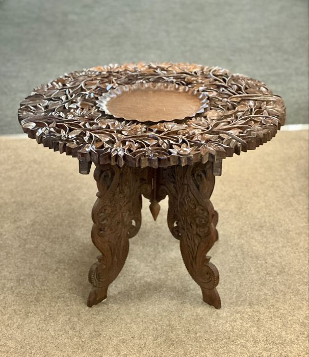 Măsuță din lemn masiv sculptată manual – piesă deosebită