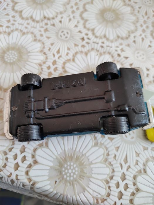 Миниатюрни колички, едната е за McDonald's