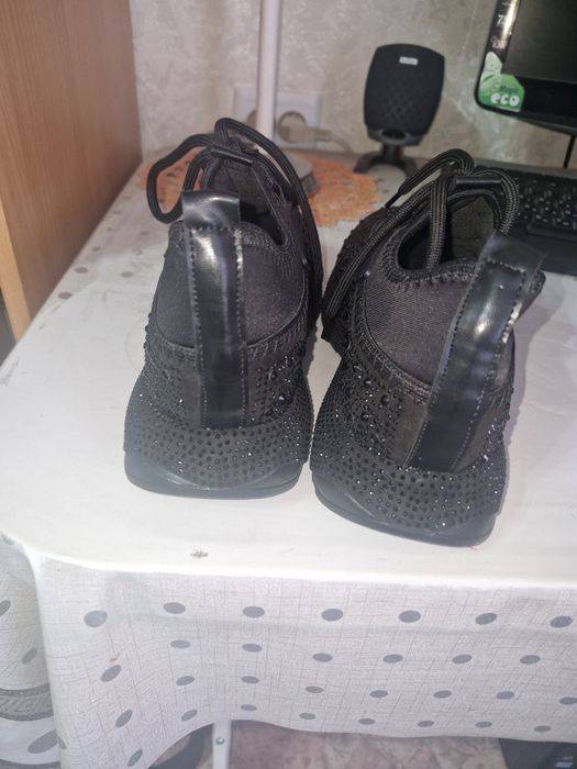Продам кроссовки