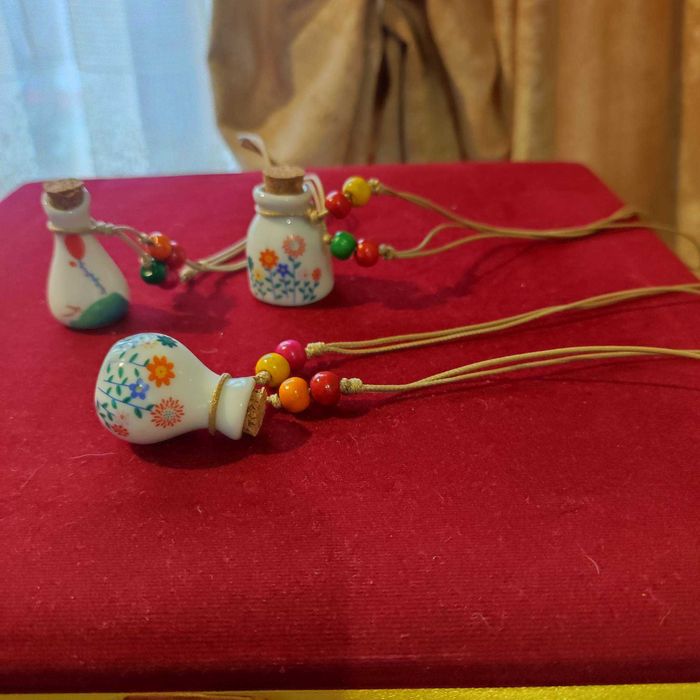 Различни моделчета колиета от порцелан