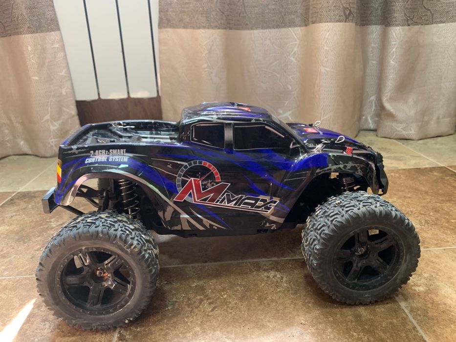 Машинка вездеход на пульт управлении